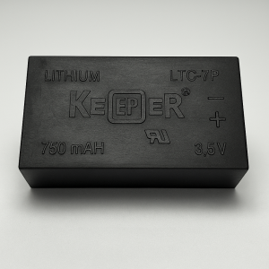 Vista frontal de la batería Keeper LTC-7P de litio, 3.5V y 750mAh, con carcasa negra