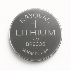 Vista superior de la pila de litio Rayovac BR2335 de 3V, lado positivo grabado con especificaciones